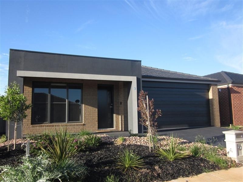8 Walton Loop, Point Cook VIC 3030