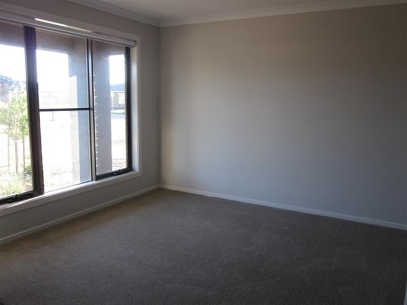 8 Walton Loop, Point Cook VIC 3030