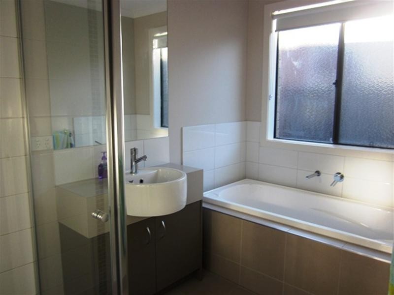 8 Walton Loop, Point Cook VIC 3030