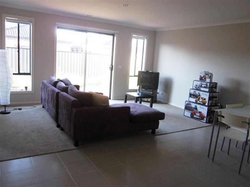 8 Walton Loop, Point Cook VIC 3030