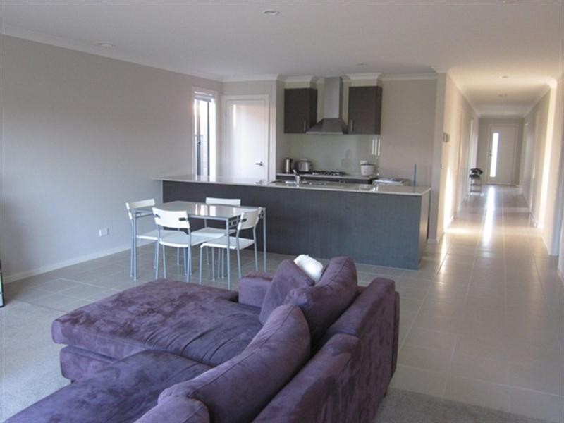 8 Walton Loop, Point Cook VIC 3030