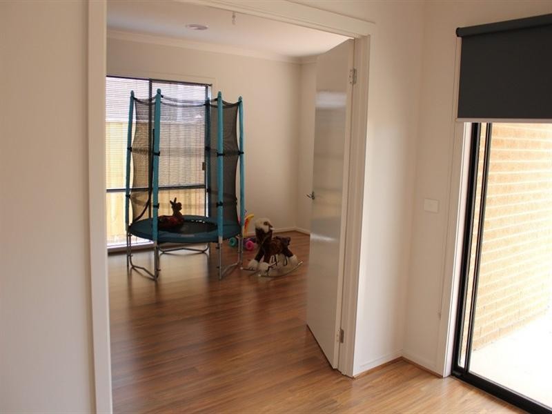 16 Mannikins Way, Williams Landing VIC 3027