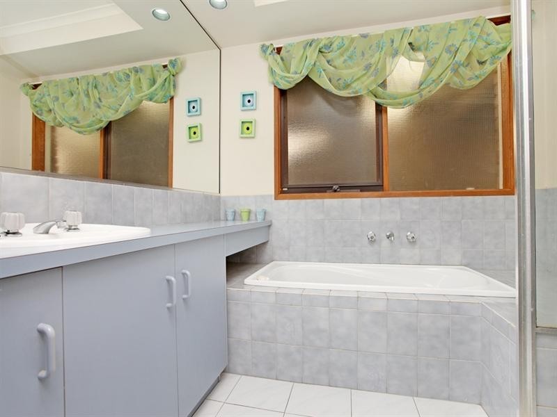 34 Barber Drive, Hoppers Crossing VIC 3029