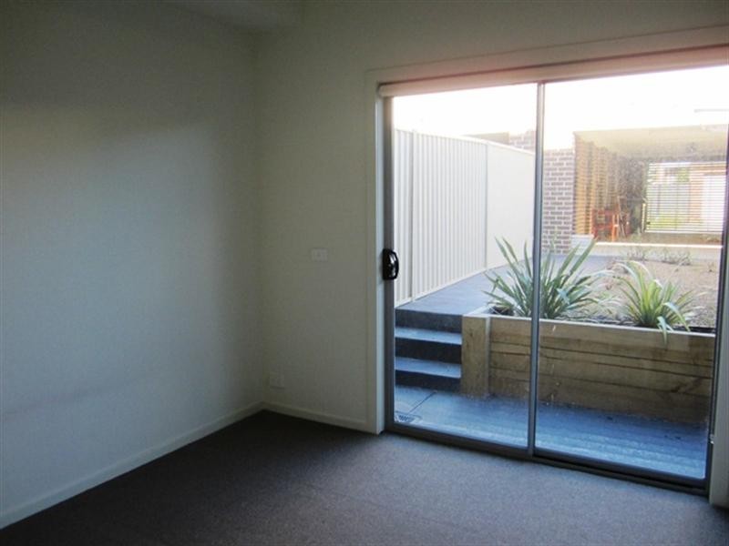 1/33 Tom Roberts Road, Point Cook VIC 3030