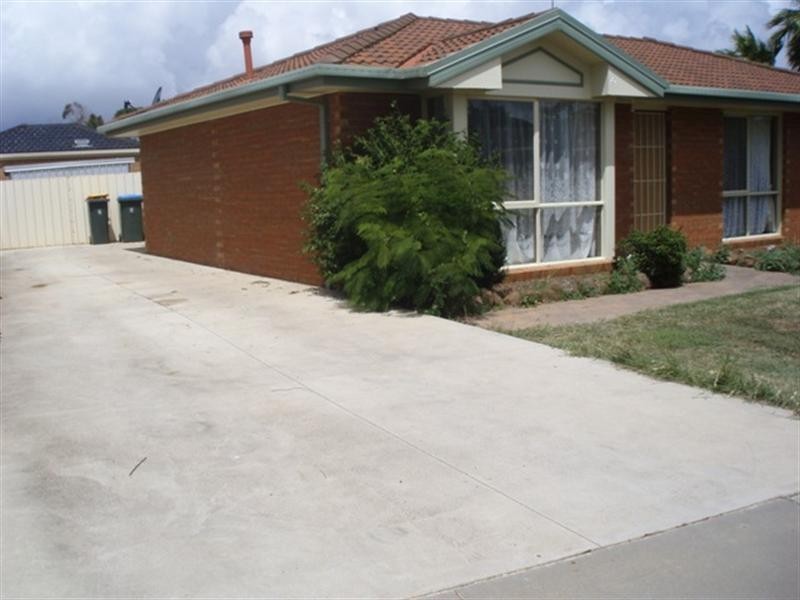 98 Cambridge Crescent, Werribee VIC 3030