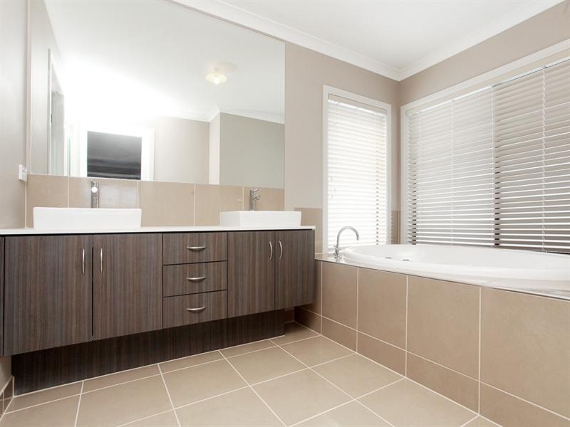 16 Tamborine Avenue, Point Cook VIC 3030