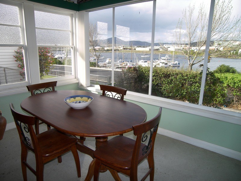 32 Gepp Parade, Derwent Park TAS 7009