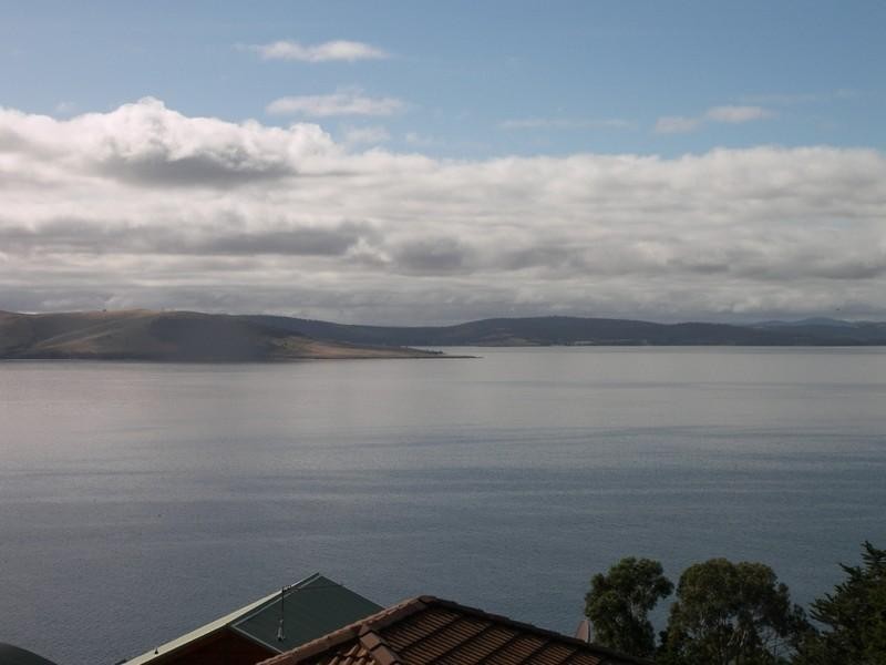 16 Pauldon Drive, Sandy Bay TAS 7005