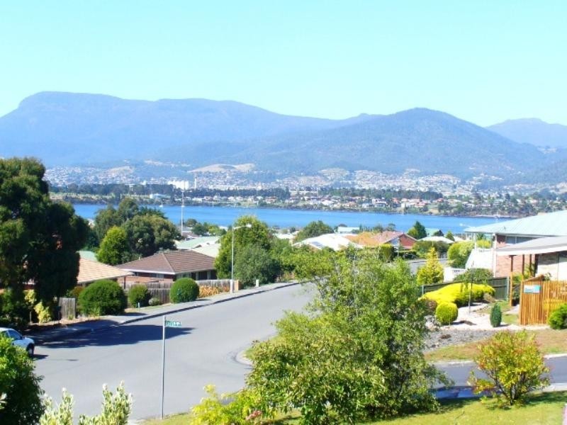 24 Clives Avenue, Old Beach TAS 7017
