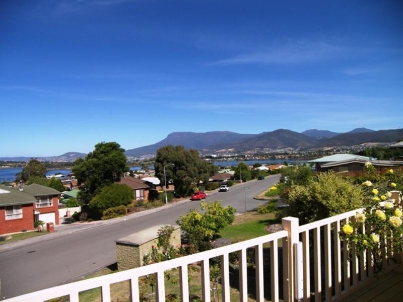 24 Clives Avenue, Old Beach TAS 7017