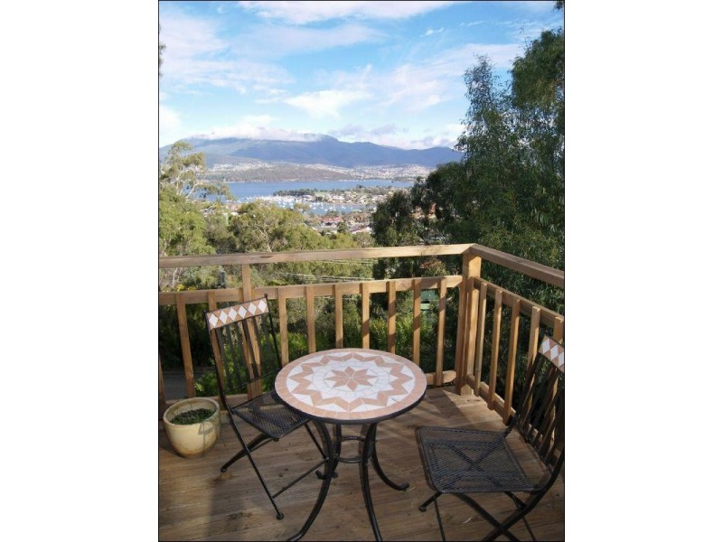 55 Begonia Street, Lindisfarne TAS 7015