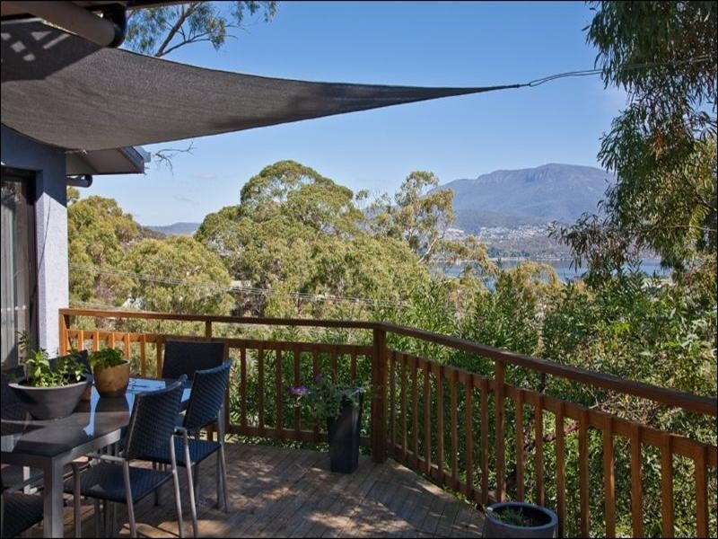 55 Begonia Street, Lindisfarne TAS 7015