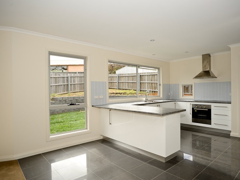 2/10 Suva, Midway Point TAS 7171