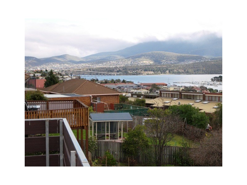 19 Begonia Street, Lindisfarne TAS 7015