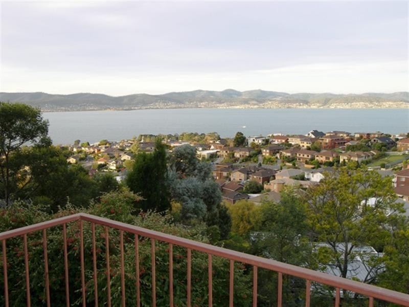 2/16 Ascot Avenue, Sandy Bay TAS 7005