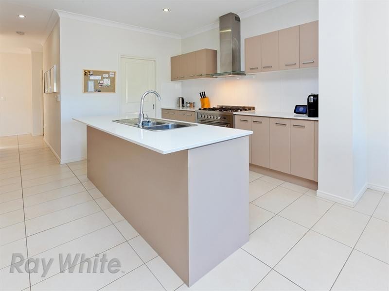 8 Cruiser Close, Springfield Lakes QLD 4300