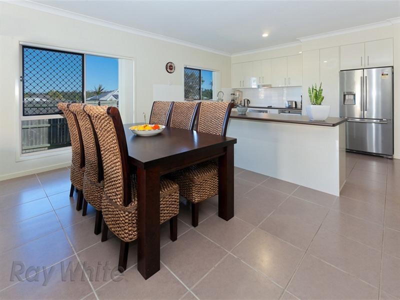 On Lakeside Avenue, Springfield Lakes QLD 4300