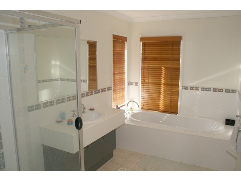 27 Diana Street, Springfield Lakes QLD 4300