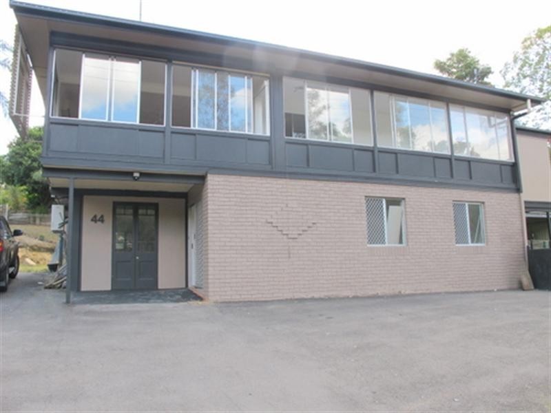 On Hallet Avenue, Camira QLD 4300