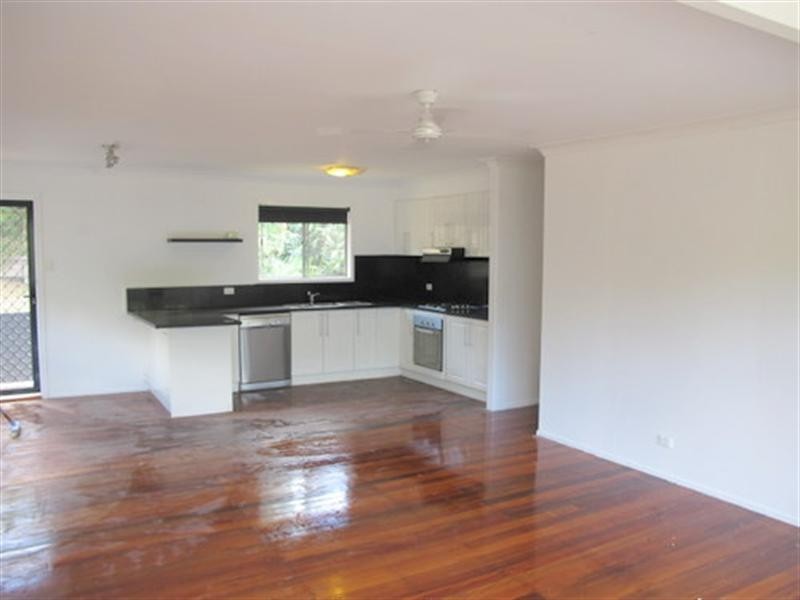 On Hallet Avenue, Camira QLD 4300