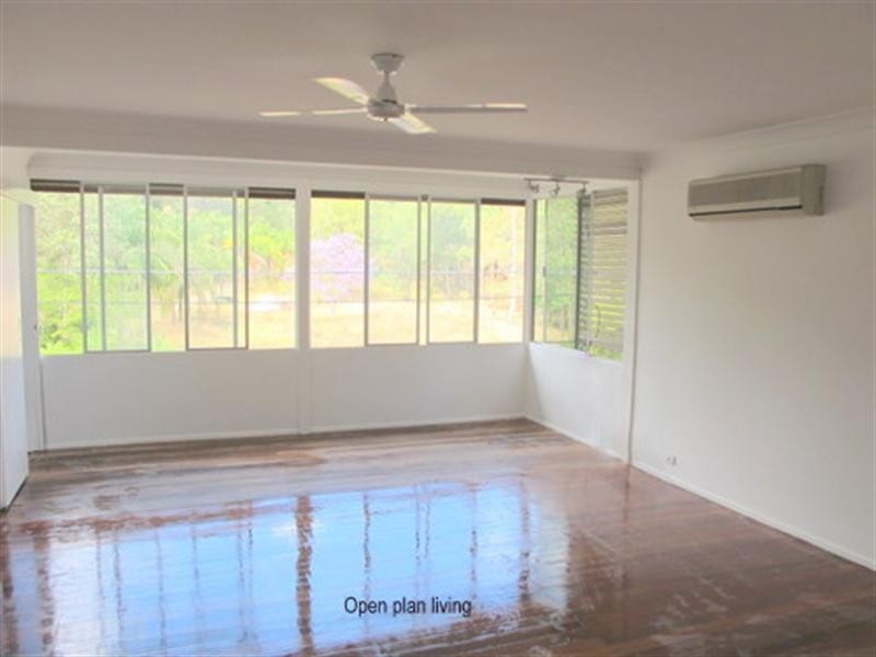 On Hallet Avenue, Camira QLD 4300