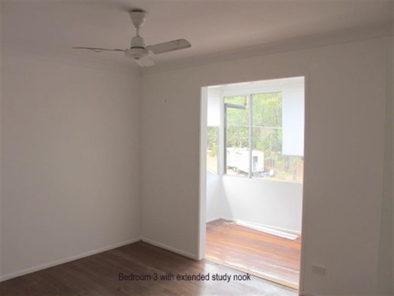 On Hallet Avenue, Camira QLD 4300