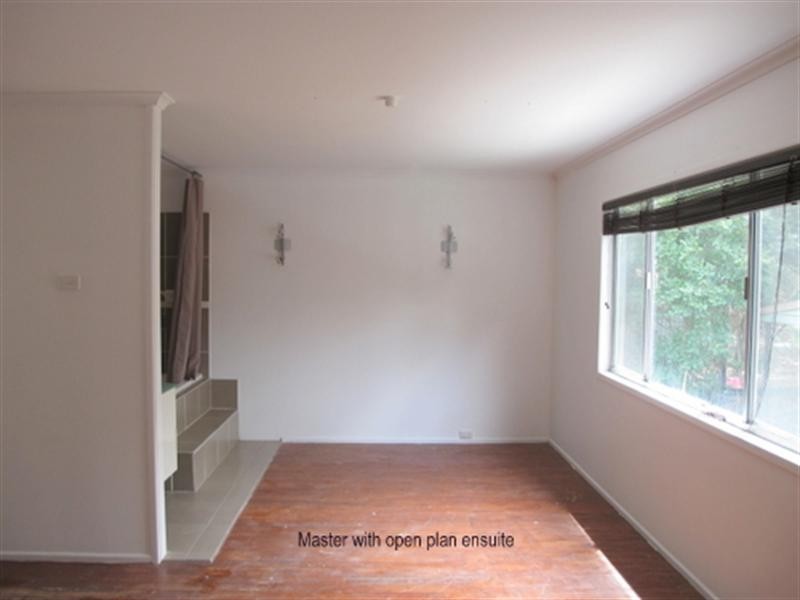 On Hallet Avenue, Camira QLD 4300