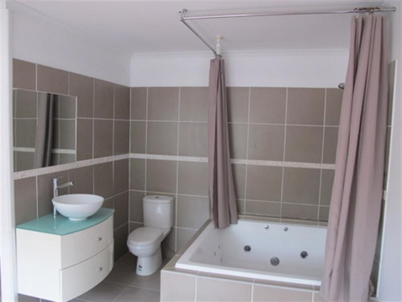 On Hallet Avenue, Camira QLD 4300