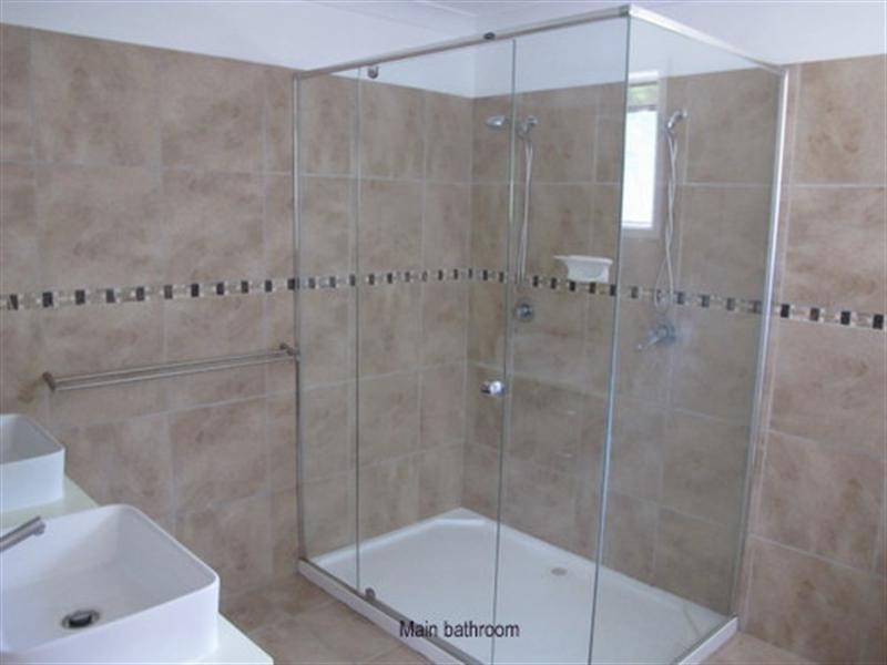 On Hallet Avenue, Camira QLD 4300