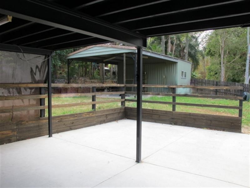 On Hallet Avenue, Camira QLD 4300