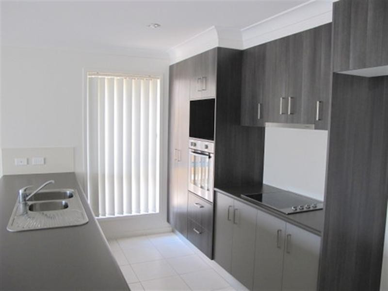 40 Hallvard Crescent, Augustine Heights QLD 4300