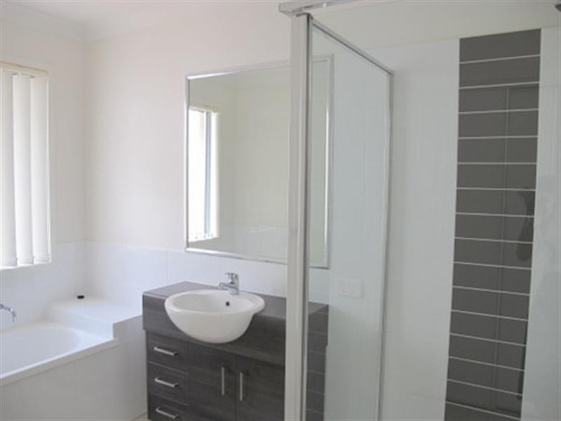 40 Hallvard Crescent, Augustine Heights QLD 4300