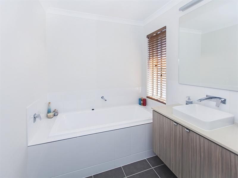 16 Laguna Crescent, Springfield Lakes QLD 4300