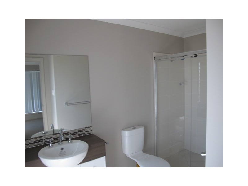 2/8 Lamington Drive, Redbank Plains QLD 4301