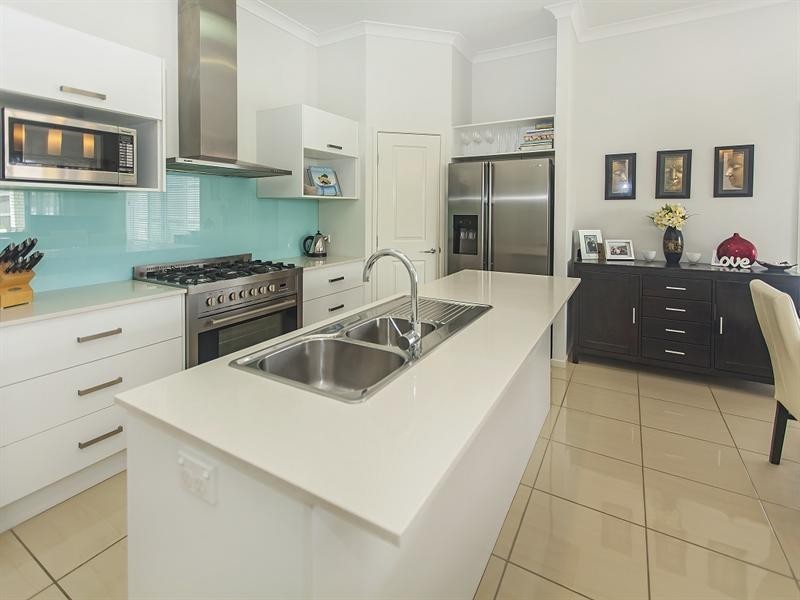 8 Alton Towers Street, Springfield Lakes QLD 4300