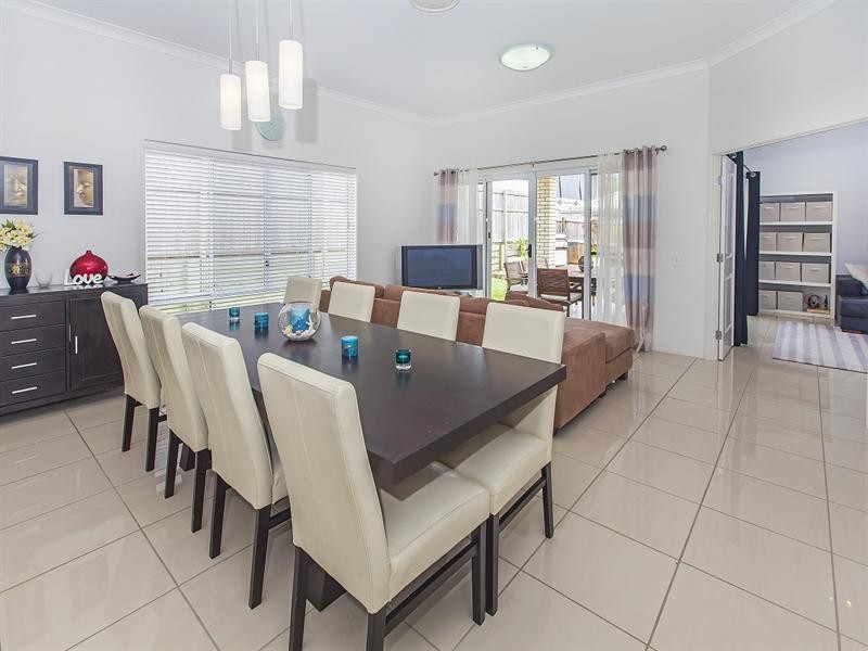 8 Alton Towers Street, Springfield Lakes QLD 4300