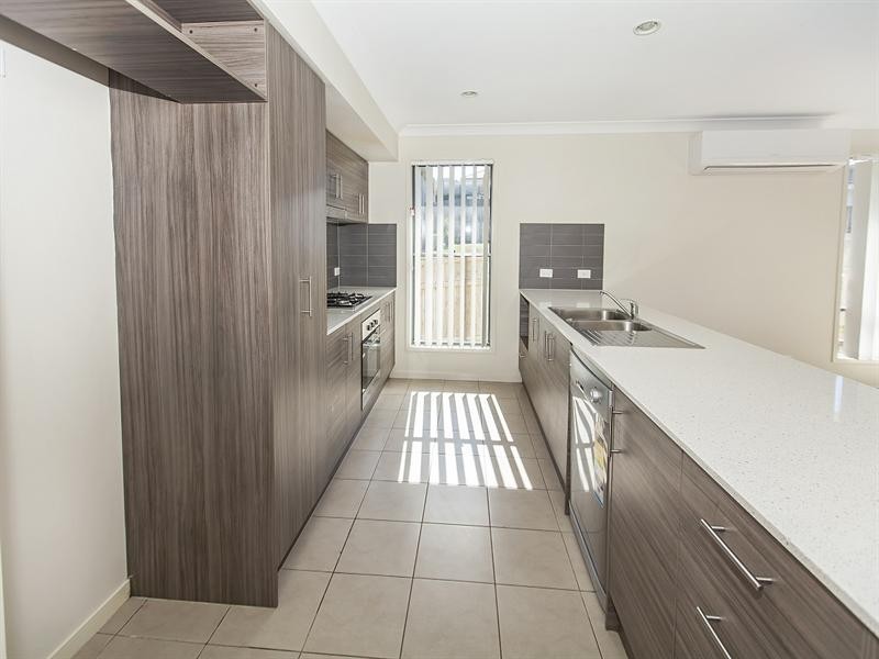 28 Greentrees Terrace, Springfield Lakes QLD 4300