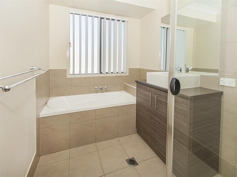 28 Greentrees Terrace, Springfield Lakes QLD 4300