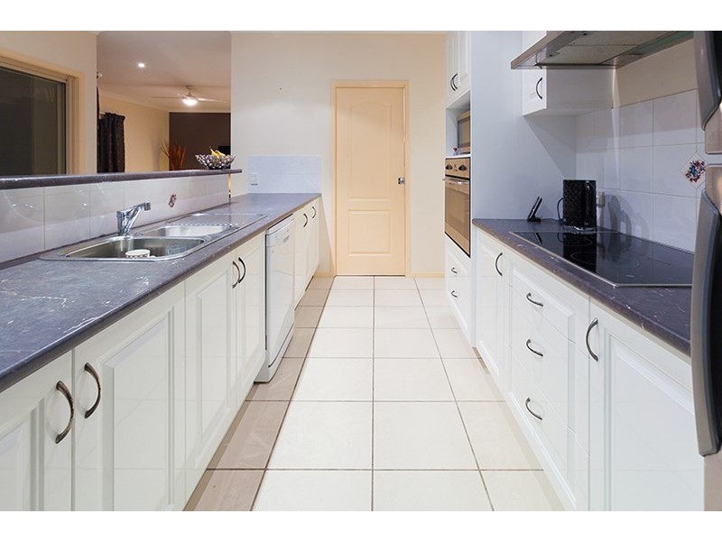 6 Bellevue Place, Springfield Lakes QLD 4300