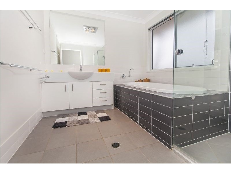3 Den Otter, Bellbird Park QLD 4300