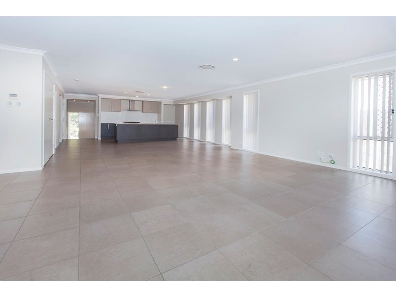 18 Parkview Drive, Springfield Lakes QLD 4300