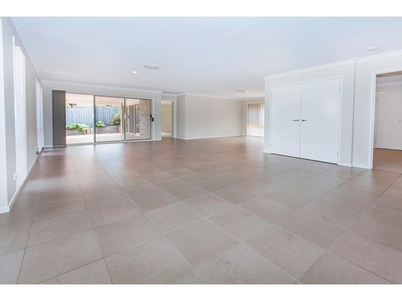 18 Parkview Drive, Springfield Lakes QLD 4300