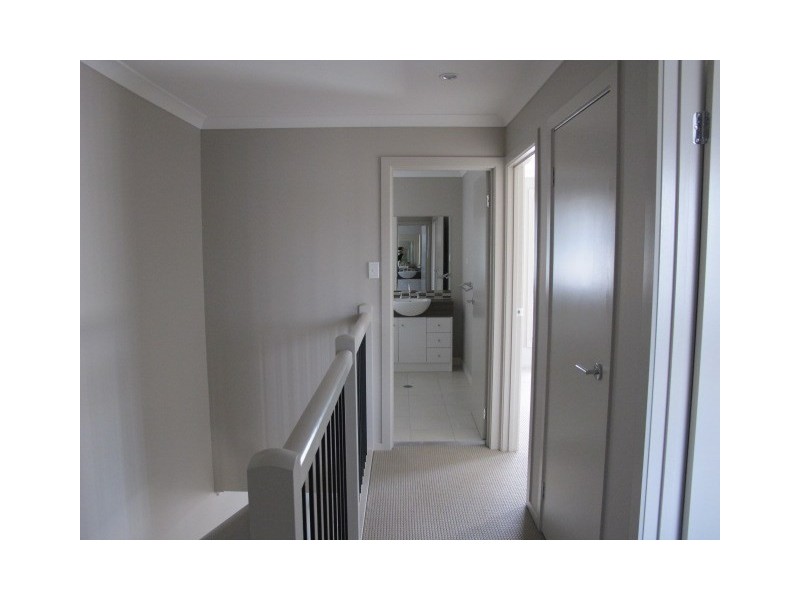 1/4 Lamington Drive, Redbank Plains QLD 4301