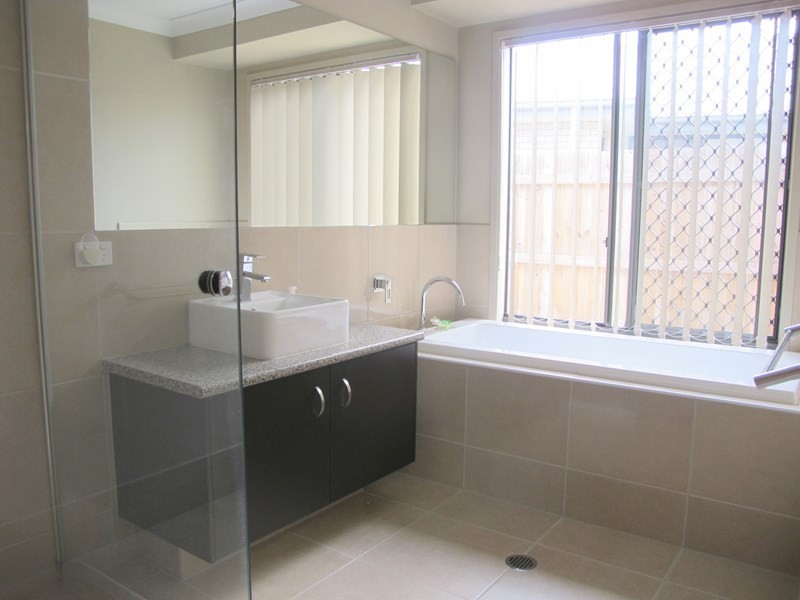 33 Benezet Drive, Augustine Heights QLD 4300