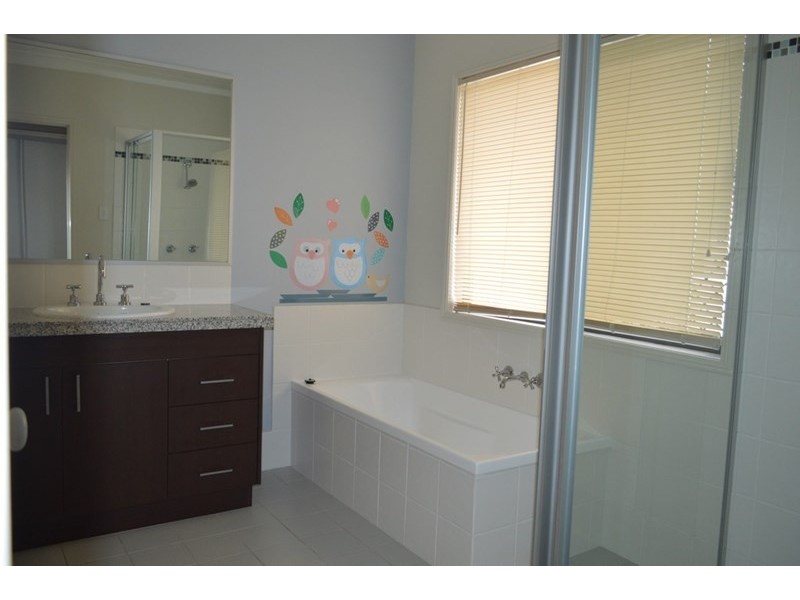 226 Lakeside Avenue, Springfield Lakes QLD 4300