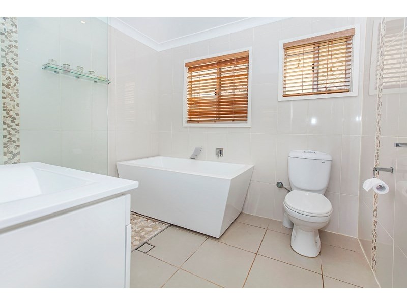 24 Phyllis Street, Eastern Heights QLD 4305