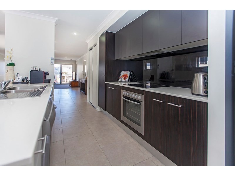 18 Oakmoss Drive, Springfield Lakes QLD 4300