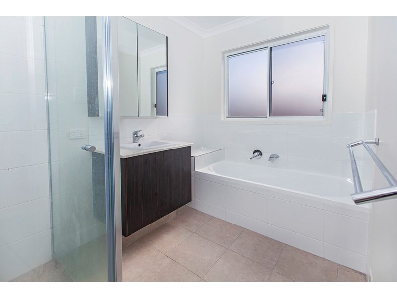 18 Oakmoss Drive, Springfield Lakes QLD 4300