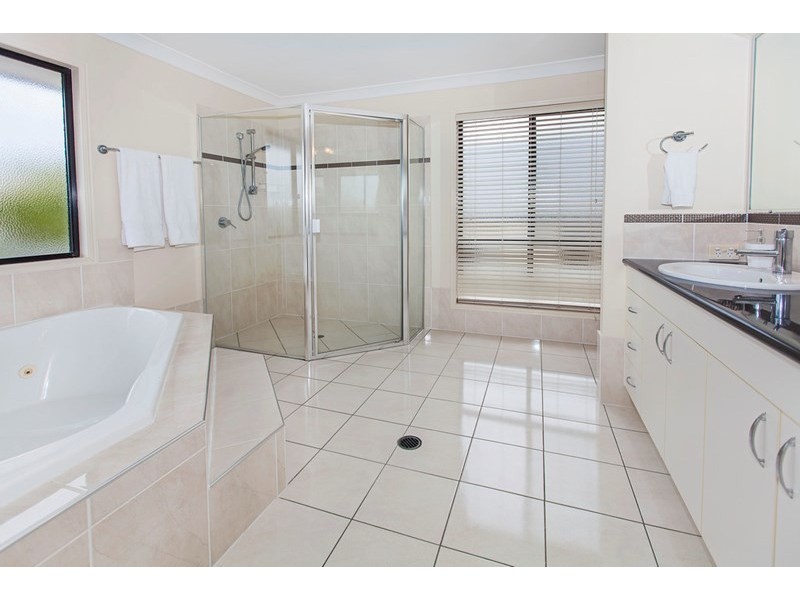 285 Lakeside Avenue, Springfield Lakes QLD 4300