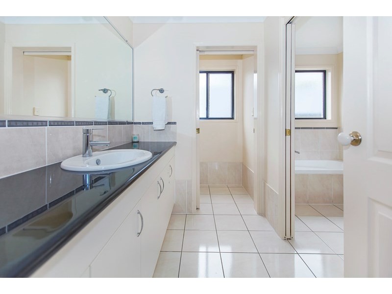 285 Lakeside Avenue, Springfield Lakes QLD 4300